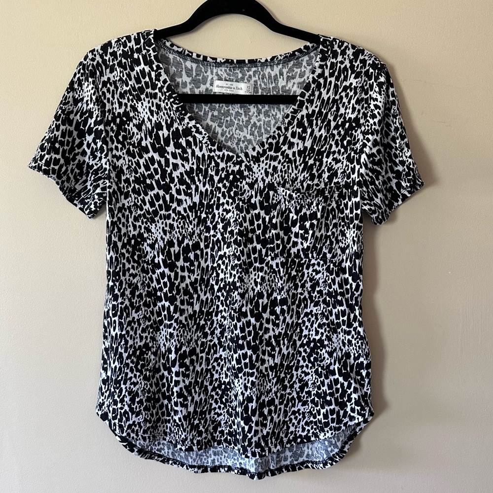 ❗️3/15 Sale❗️Abercrombie Flutter T